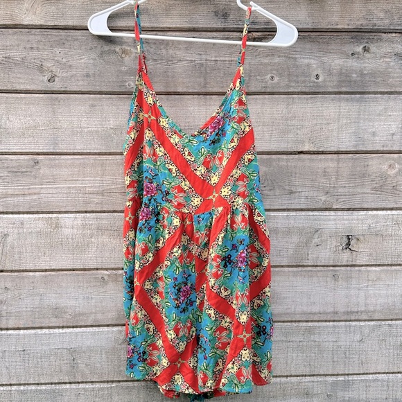 ✨sale✨ Flowy Printed Romper - Picture 1 of 3
